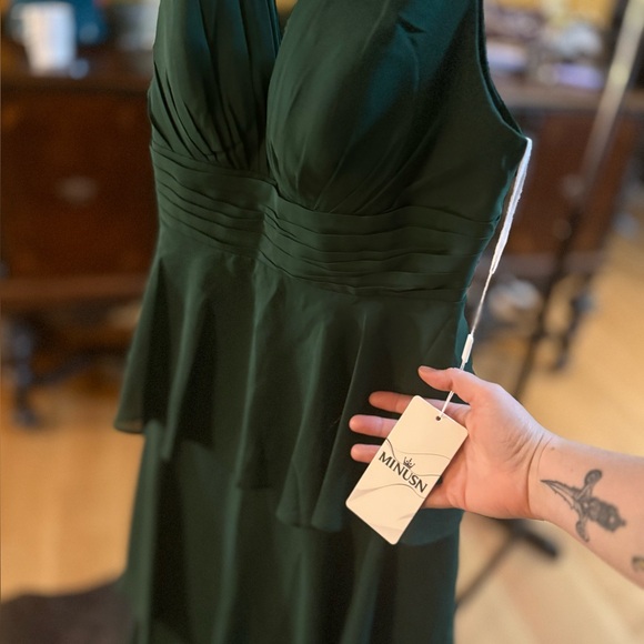 NWT BEAUTIFUL Chiffon Green Evening Gown sz 10 - Picture 3 of 6